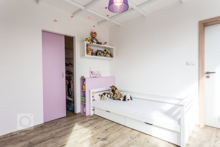 Interiér s nádechem skandinávského stylu. Nábytek včetně pohovky vyroben na zakázku. Pracovní deska z extrémně odolné velkoformátové keramiky Neolith,…