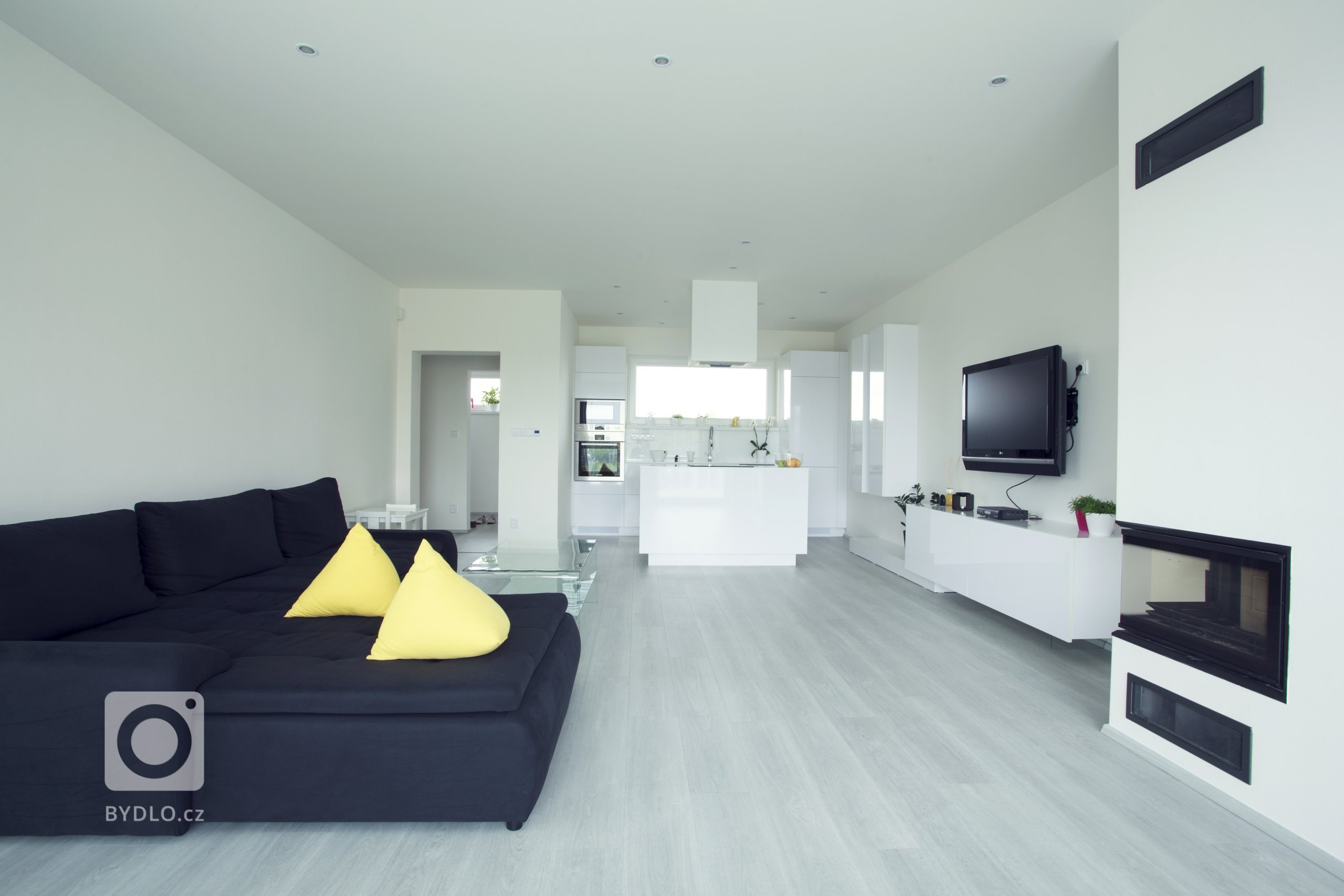 Dobře promyšlená barevná koncepce je základem zdařile pojatého interiéru. Požadavkem klienty bylo využití bílé barvy, která byt opticky zvětšuje a prosvětluje.…