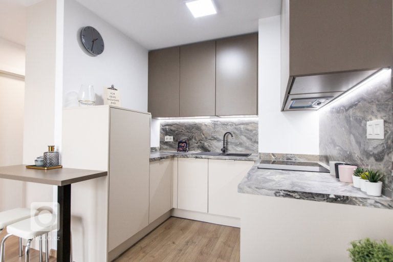 add picture to album