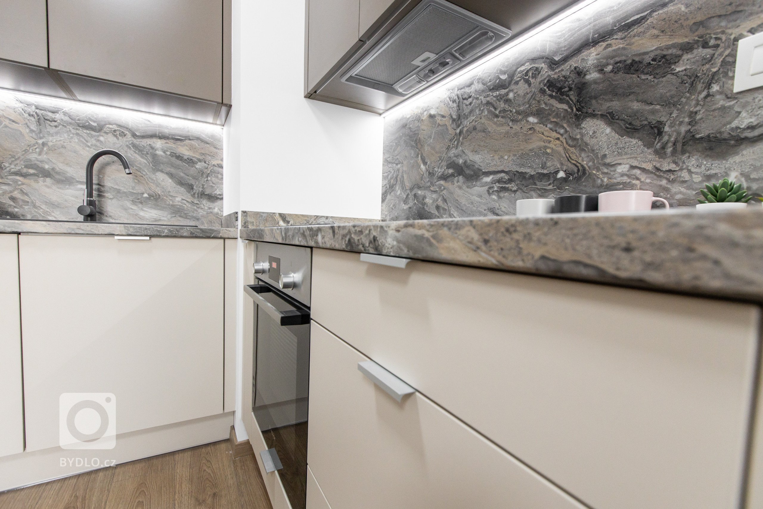 Povedzme si úprimne,&nbsp;mramor nie je lacná záležitosť. Nie je to ani materiál, ktorý použijete v interiéri bytu, ktorý plánujete prenajímať. Ak by ste ho…