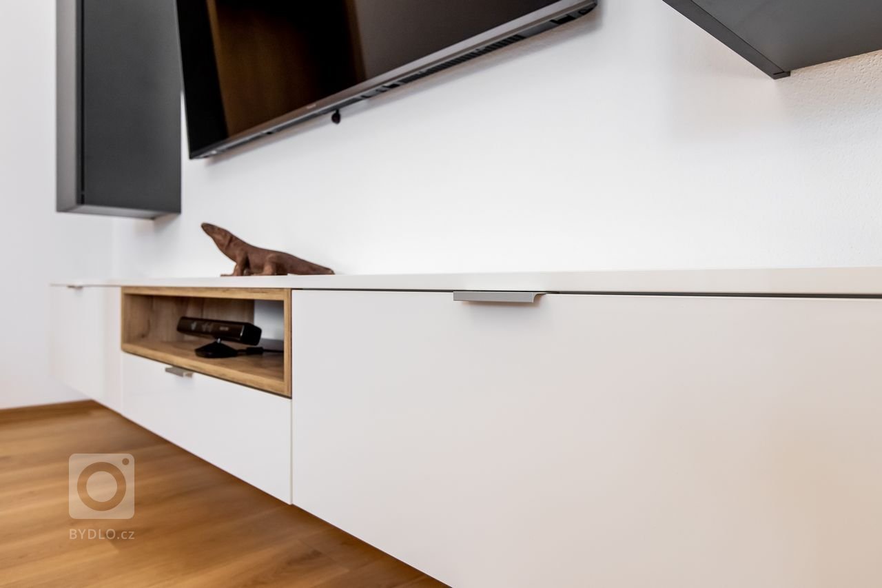 Použité materiály

Horné skrinky: Dub zlatý
Dolné skrinky a potravinová skrinka: Akryl vo vysokom lesku - mandľová
Vysoké skrinky: Sivý mat
Pracovná doska…