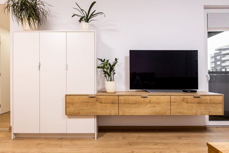 Materiály: Biely perleťový mat a Dub zlatý

Podsvietenie: Teplý&nbsp;LED pás

Madlá: Kuchyňa - Zafrézované hliníkové

Skrine - Madlo v tvare &quot;L&quot…