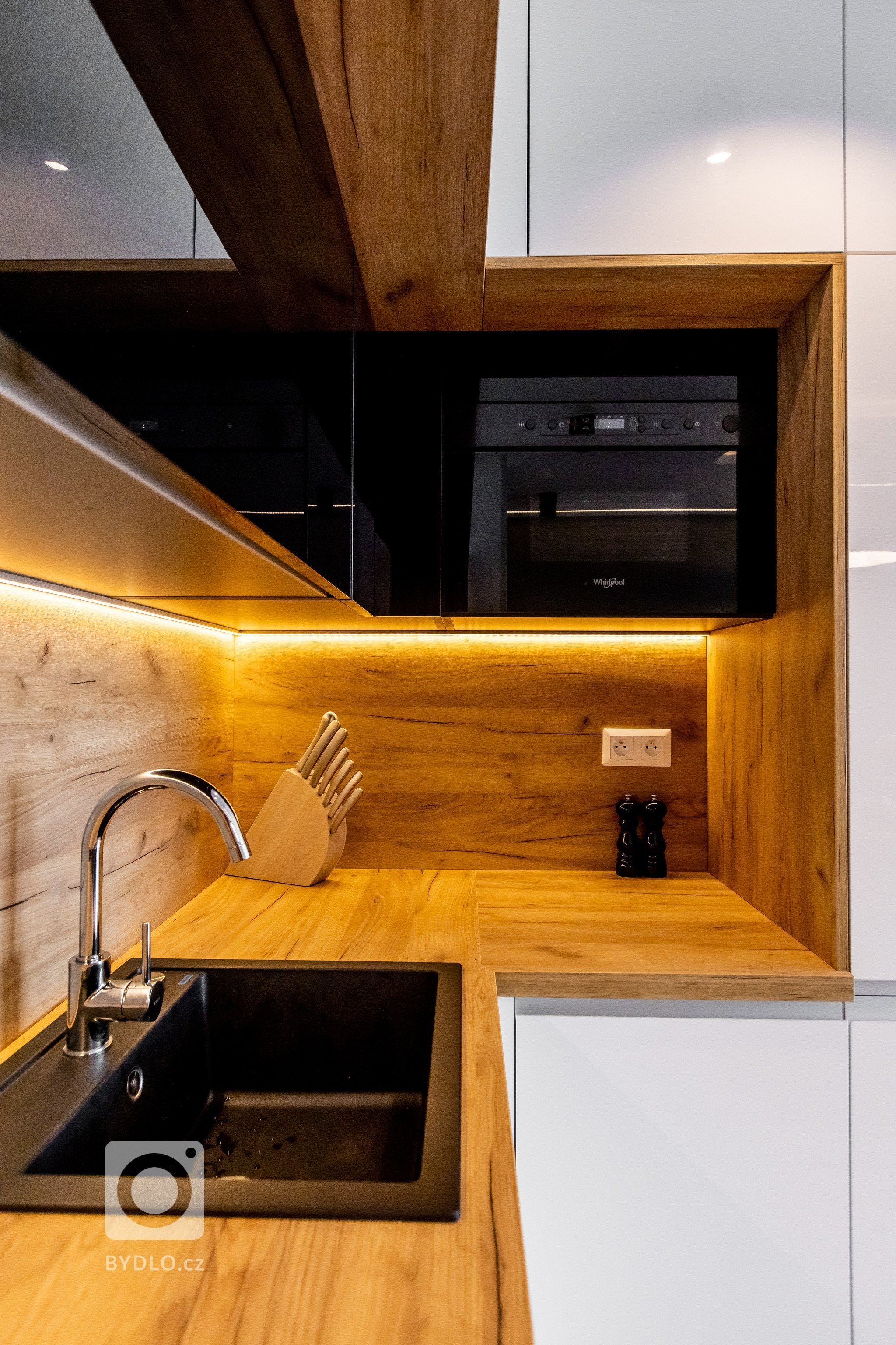 Použité materály:
Kuchynské dvierka - biely a čireny akrylát vo vysokom lesku
Prac. doska: drevodekor dub zlatý
Vstavané skrine: kombinácia dub zlatý a…