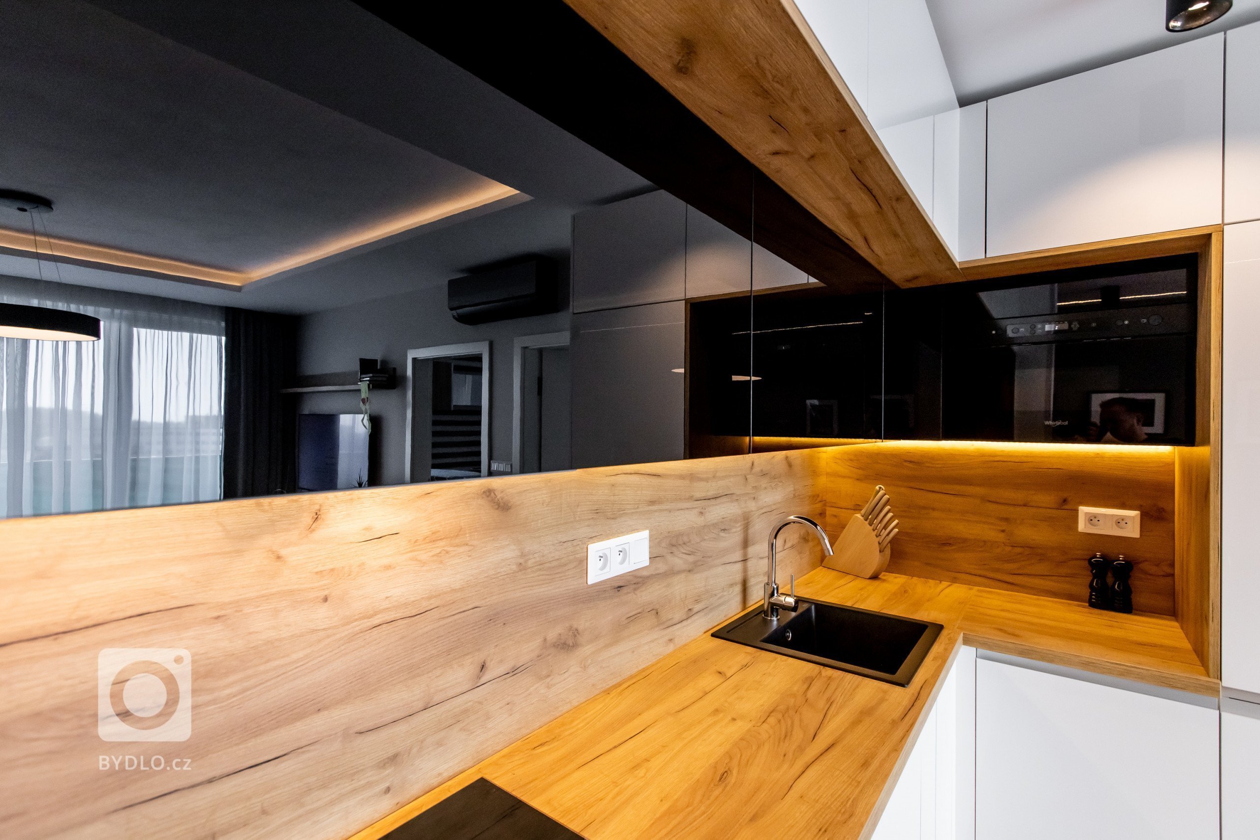 Použité materály:
Kuchynské dvierka - biely a čireny akrylát vo vysokom lesku
Prac. doska: drevodekor dub zlatý
Vstavané skrine: kombinácia dub zlatý a…