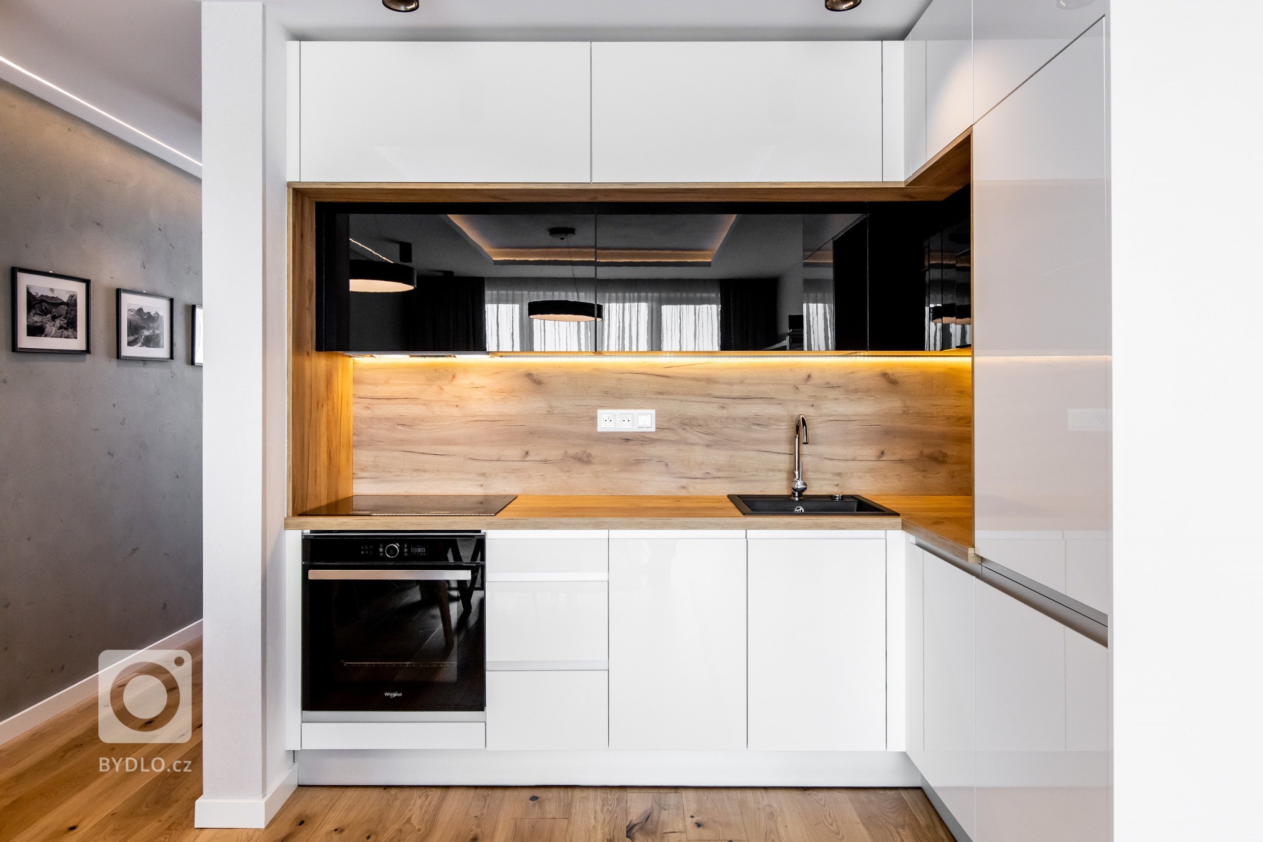 Použité materály:
Kuchynské dvierka - biely a čireny akrylát vo vysokom lesku
Prac. doska: drevodekor dub zlatý
Vstavané skrine: kombinácia dub zlatý a…