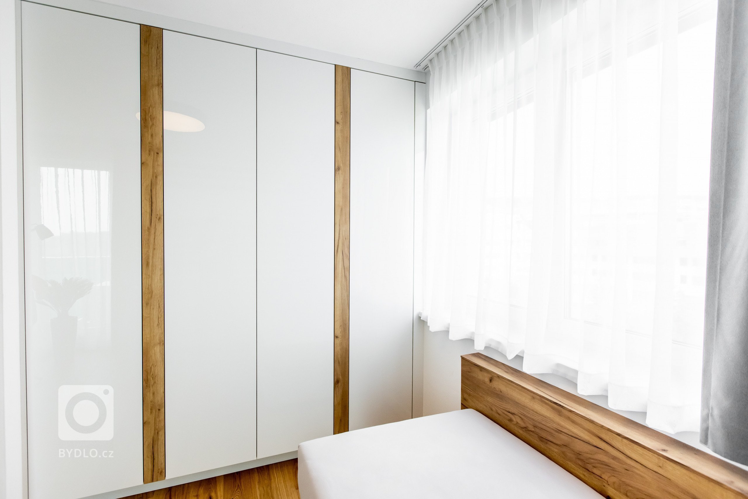 Použité materály:
Kuchynské dvierka - biely a čireny akrylát vo vysokom lesku
Prac. doska: drevodekor dub zlatý
Vstavané skrine: kombinácia dub zlatý a…