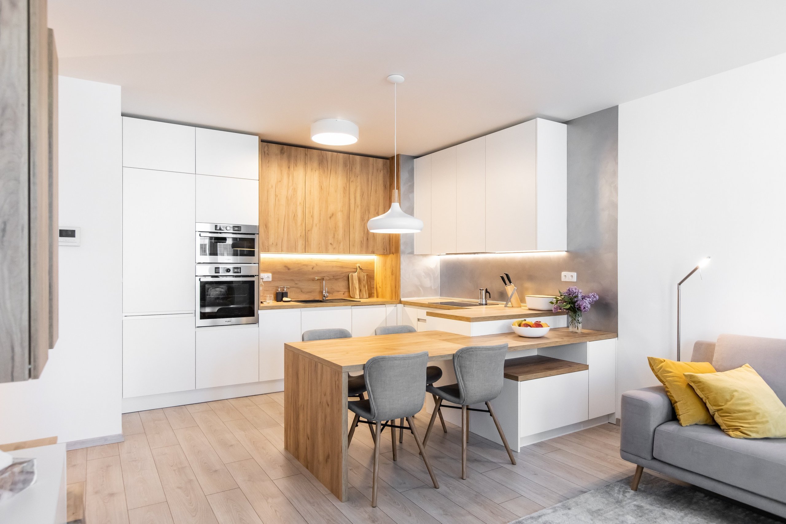 Oku lahodiaca nestarnúca klasika - biely perleťový mat v spojení s dekórom dub zlatý - obohatená o zaujímavé riešenie časti zásteny, kde bol použitý benátsky…