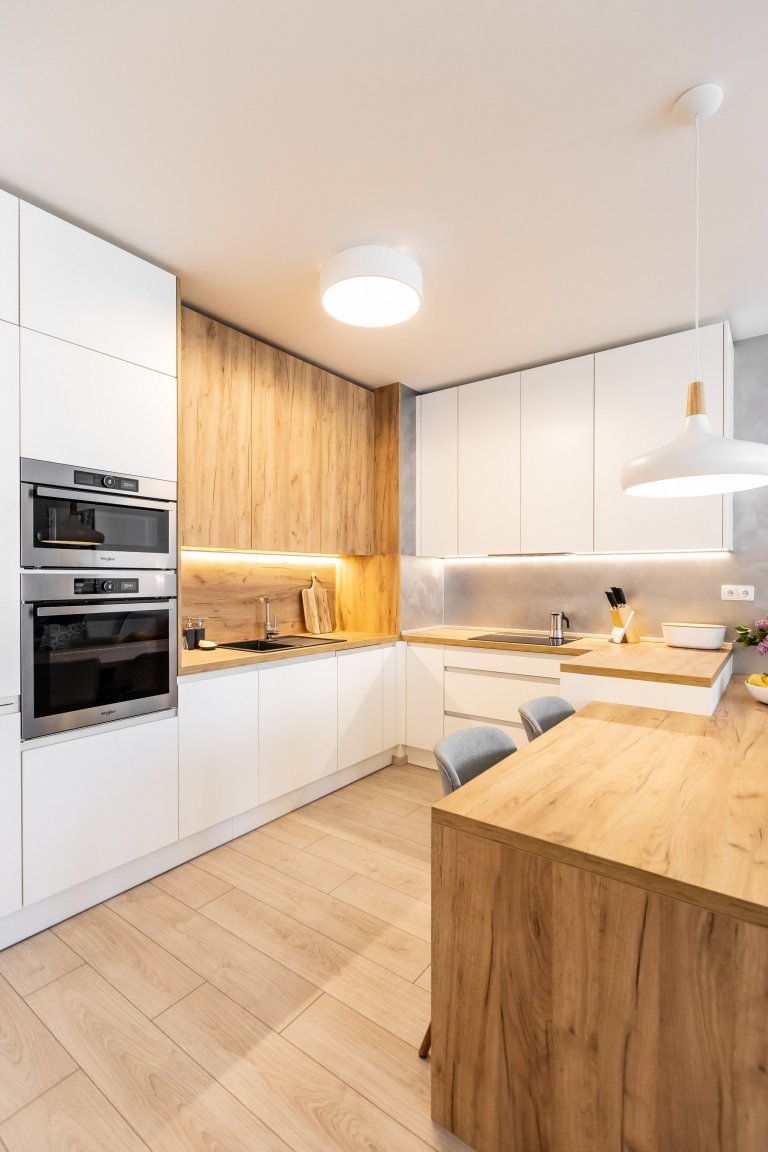 Oku lahodiaca nestarnúca klasika - biely perleťový mat v spojení s dekórom dub zlatý - obohatená o zaujímavé riešenie časti zásteny, kde bol použitý benátsky…