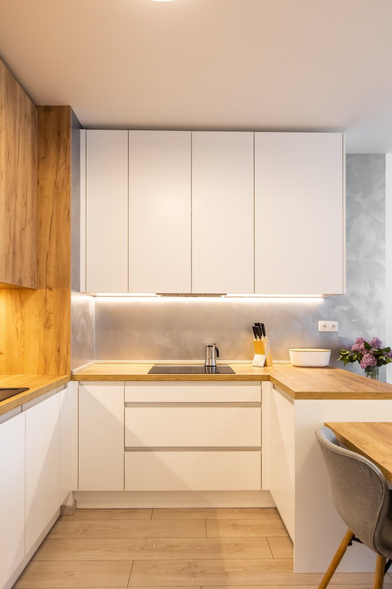 Oku lahodiaca nestarnúca klasika - biely perleťový mat v spojení s dekórom dub zlatý - obohatená o zaujímavé riešenie časti zásteny, kde bol použitý benátsky…