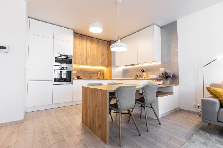 Oku lahodiaca nestarnúca klasika - biely perleťový mat v spojení s dekórom dub zlatý - obohatená o zaujímavé riešenie časti zásteny, kde bol použitý benátsky…