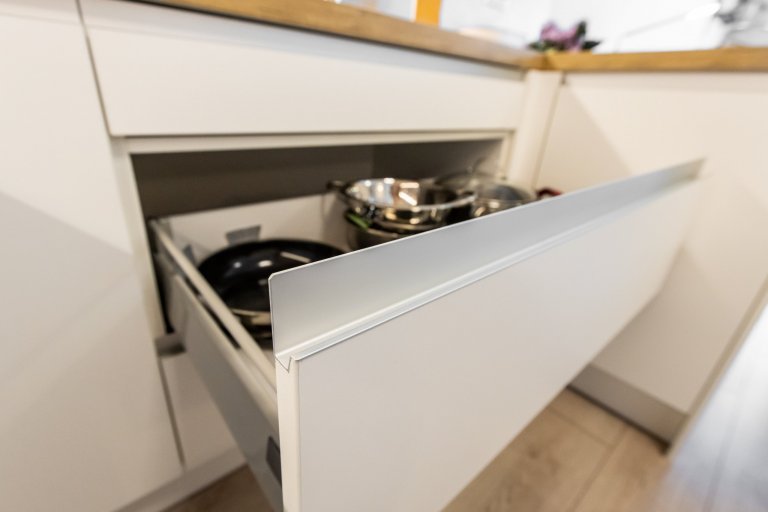 Oku lahodiaca nestarnúca klasika - biely perleťový mat v spojení s dekórom dub zlatý - obohatená o zaujímavé riešenie časti zásteny, kde bol použitý benátsky…