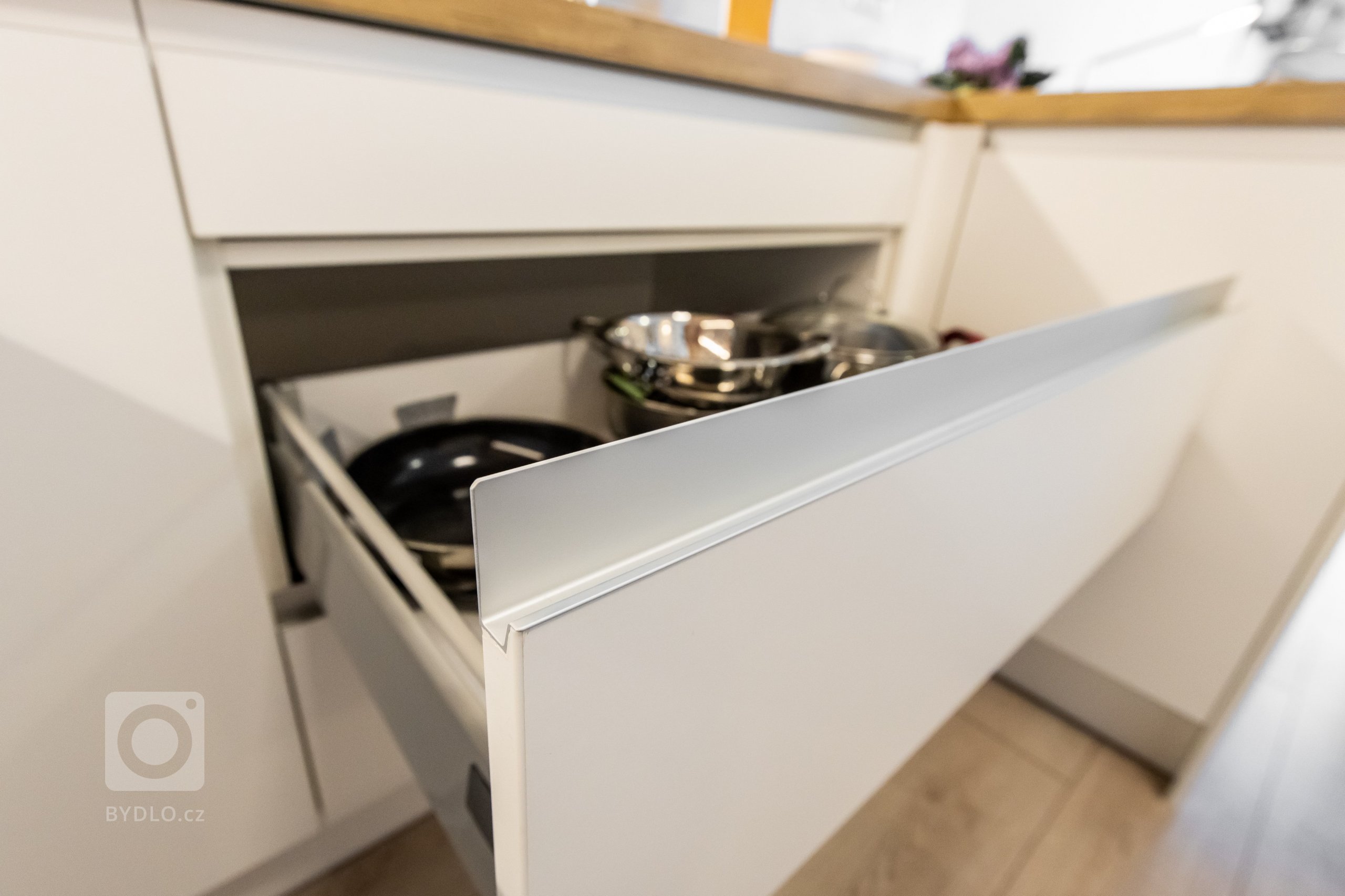 Oku lahodiaca nestarnúca klasika - biely perleťový mat v spojení s dekórom dub zlatý - obohatená o zaujímavé riešenie časti zásteny, kde bol použitý benátsky…