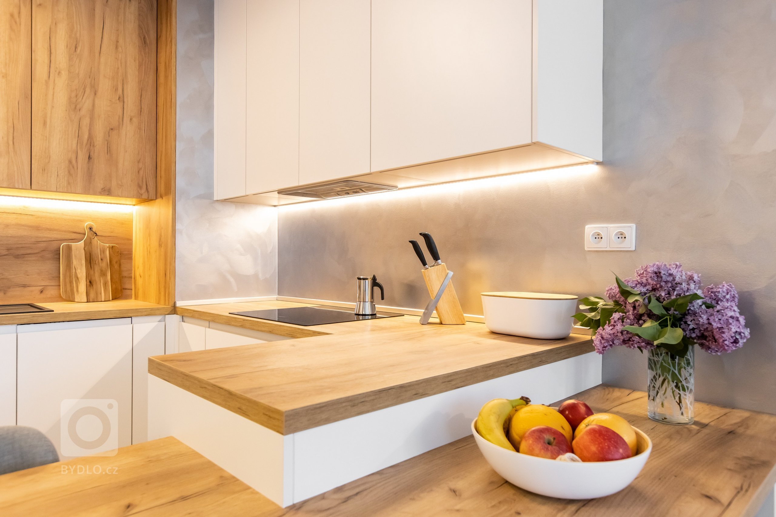 Oku lahodiaca nestarnúca klasika - biely perleťový mat v spojení s dekórom dub zlatý - obohatená o zaujímavé riešenie časti zásteny, kde bol použitý benátsky…