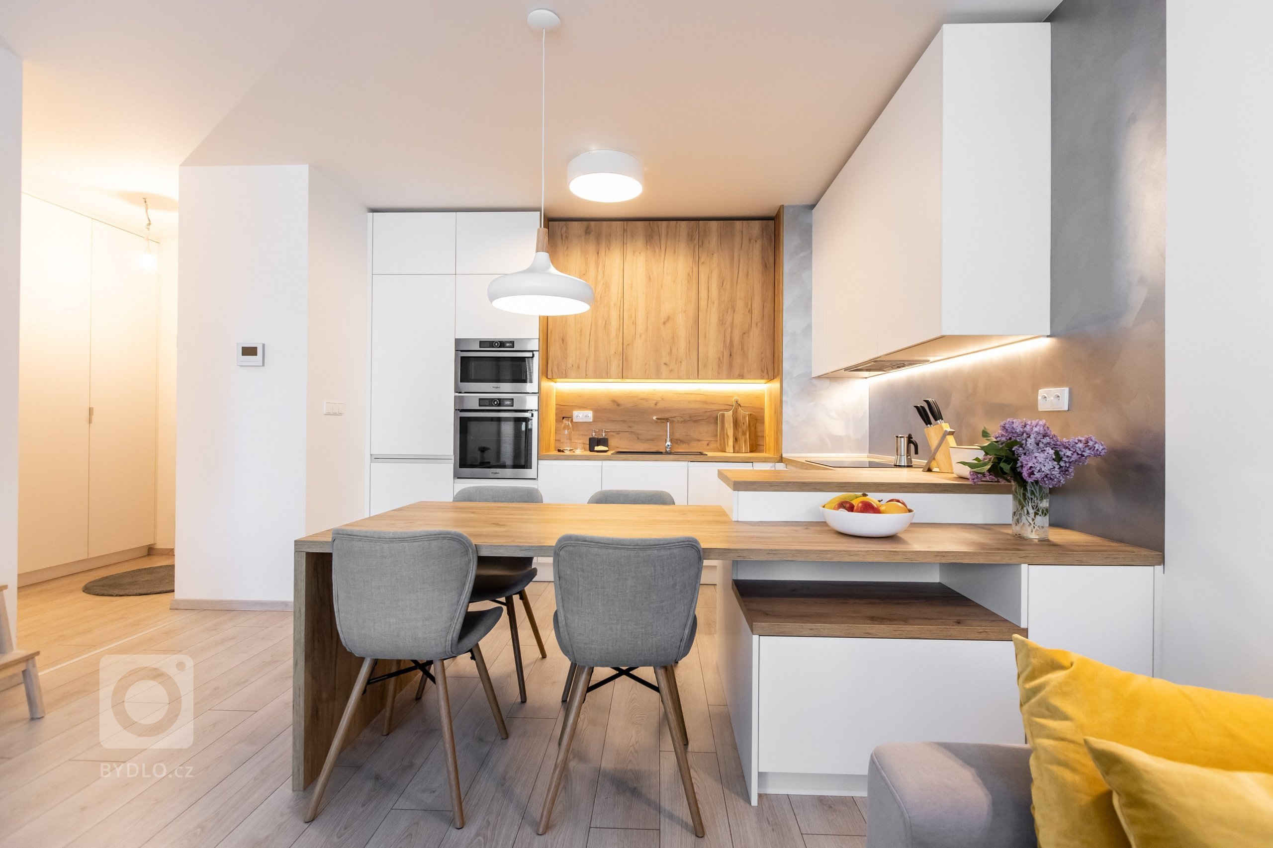 Oku lahodiaca nestarnúca klasika - biely perleťový mat v spojení s dekórom dub zlatý - obohatená o zaujímavé riešenie časti zásteny, kde bol použitý benátsky…