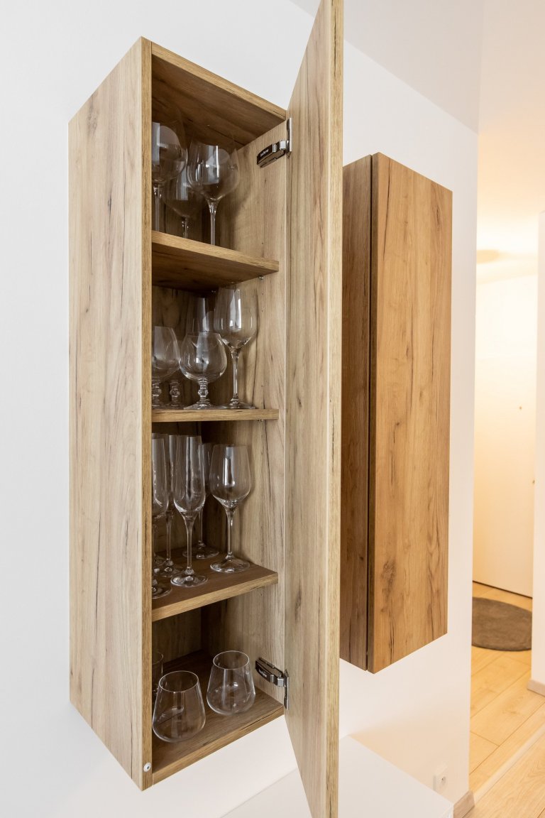 Oku lahodiaca nestarnúca klasika - biely perleťový mat v spojení s dekórom dub zlatý - obohatená o zaujímavé riešenie časti zásteny, kde bol použitý benátsky…