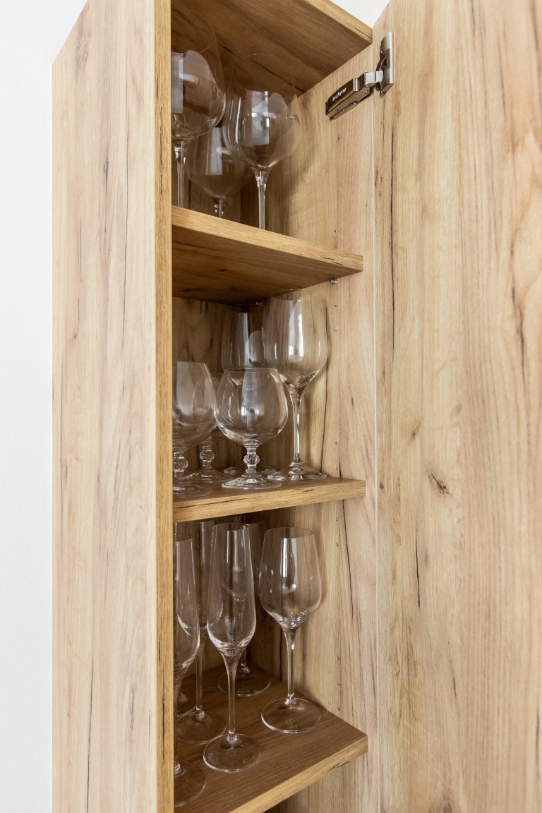 Oku lahodiaca nestarnúca klasika - biely perleťový mat v spojení s dekórom dub zlatý - obohatená o zaujímavé riešenie časti zásteny, kde bol použitý benátsky…