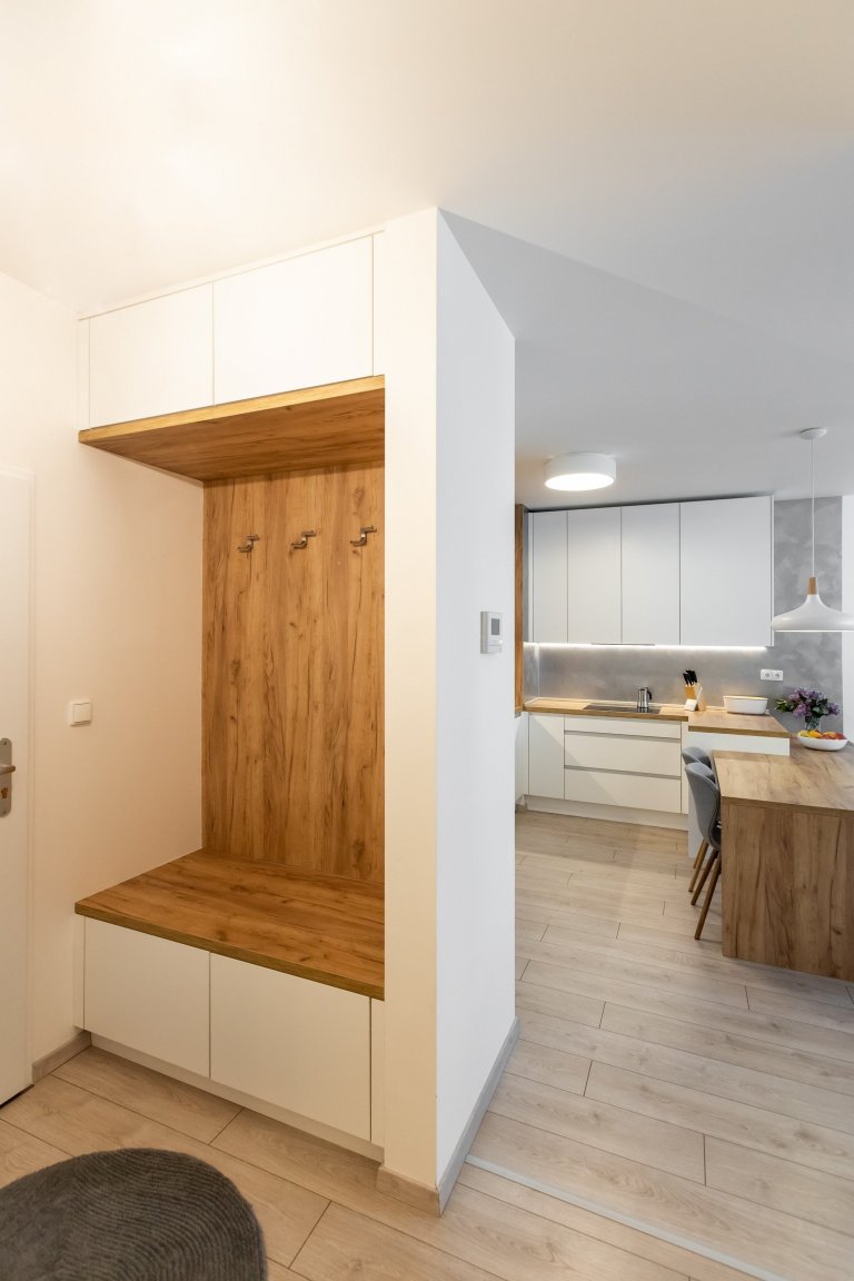 Oku lahodiaca nestarnúca klasika - biely perleťový mat v spojení s dekórom dub zlatý - obohatená o zaujímavé riešenie časti zásteny, kde bol použitý benátsky…