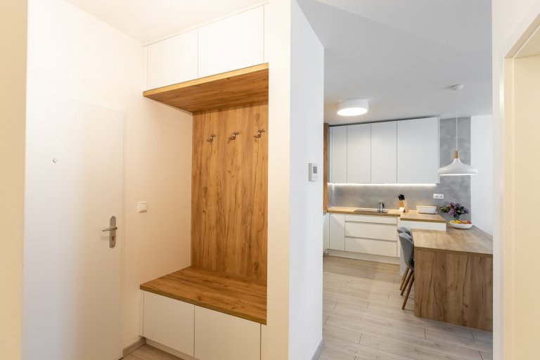 Oku lahodiaca nestarnúca klasika - biely perleťový mat v spojení s dekórom dub zlatý - obohatená o zaujímavé riešenie časti zásteny, kde bol použitý benátsky…