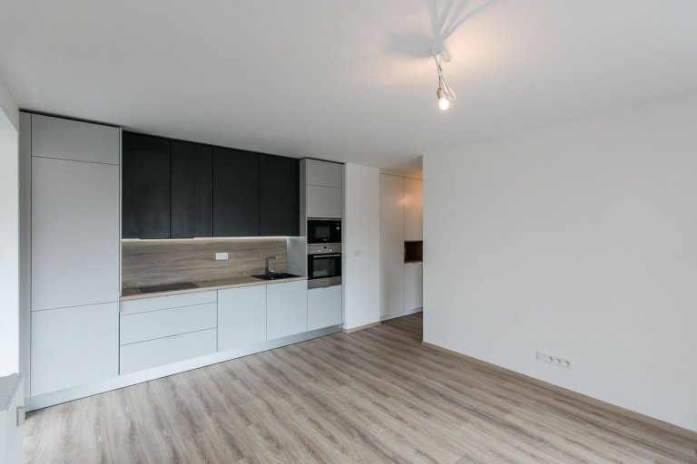 Použité materiály:

Horné skrinky: antracitový mat
Dolné a vysoké skrinky:&nbsp;biely perleťový mat
Vstavané skrine: biely perleťový mat
Výklenok: dub…