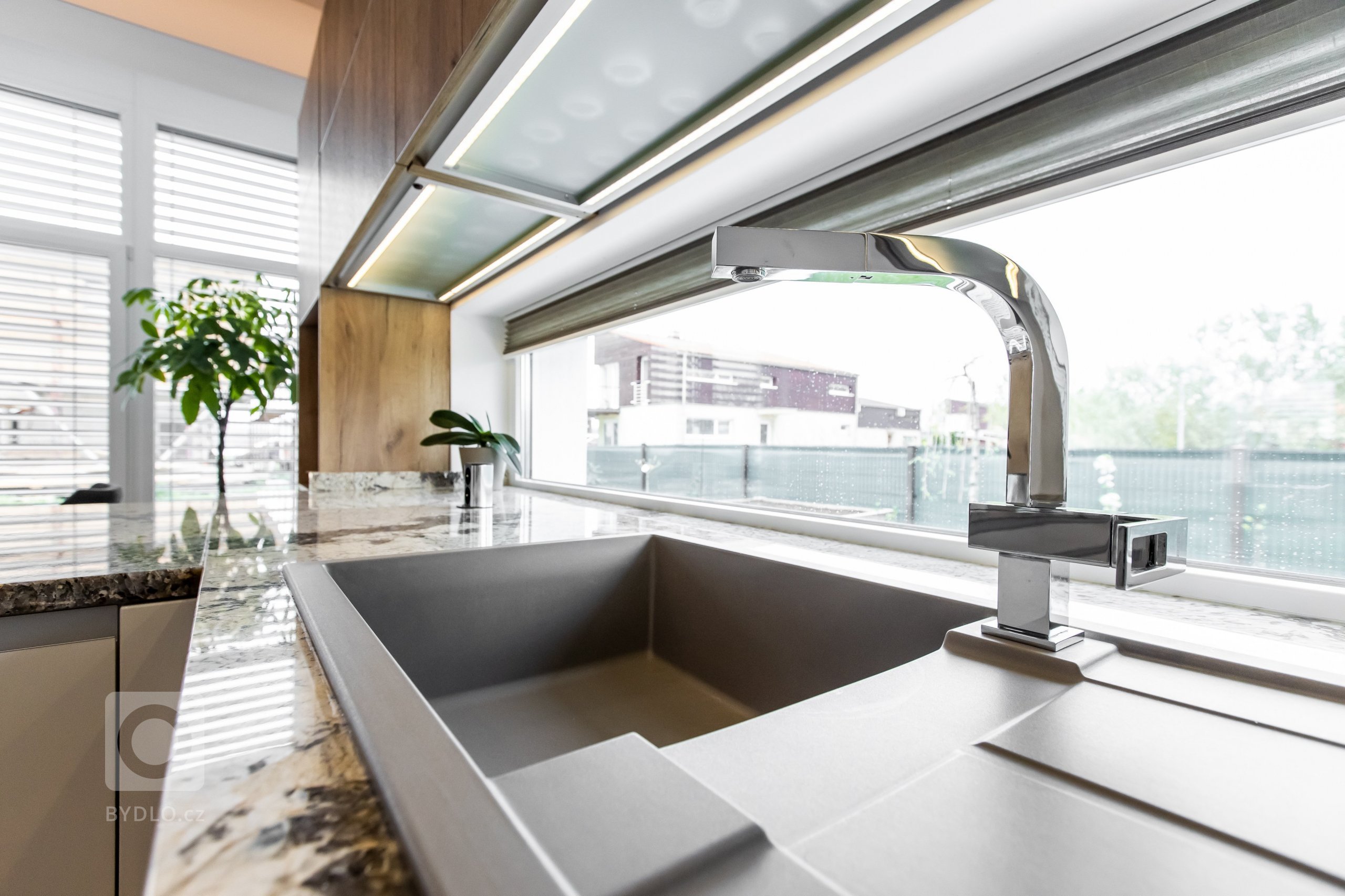 Použité materiály

Horné skrinky: Dub zlatý
Dolné skrinky: Biely akryl vo vysokom lesku
Vysoké skrinky: Biely akryl vo vysokom lesku
Zástena a pracovná…