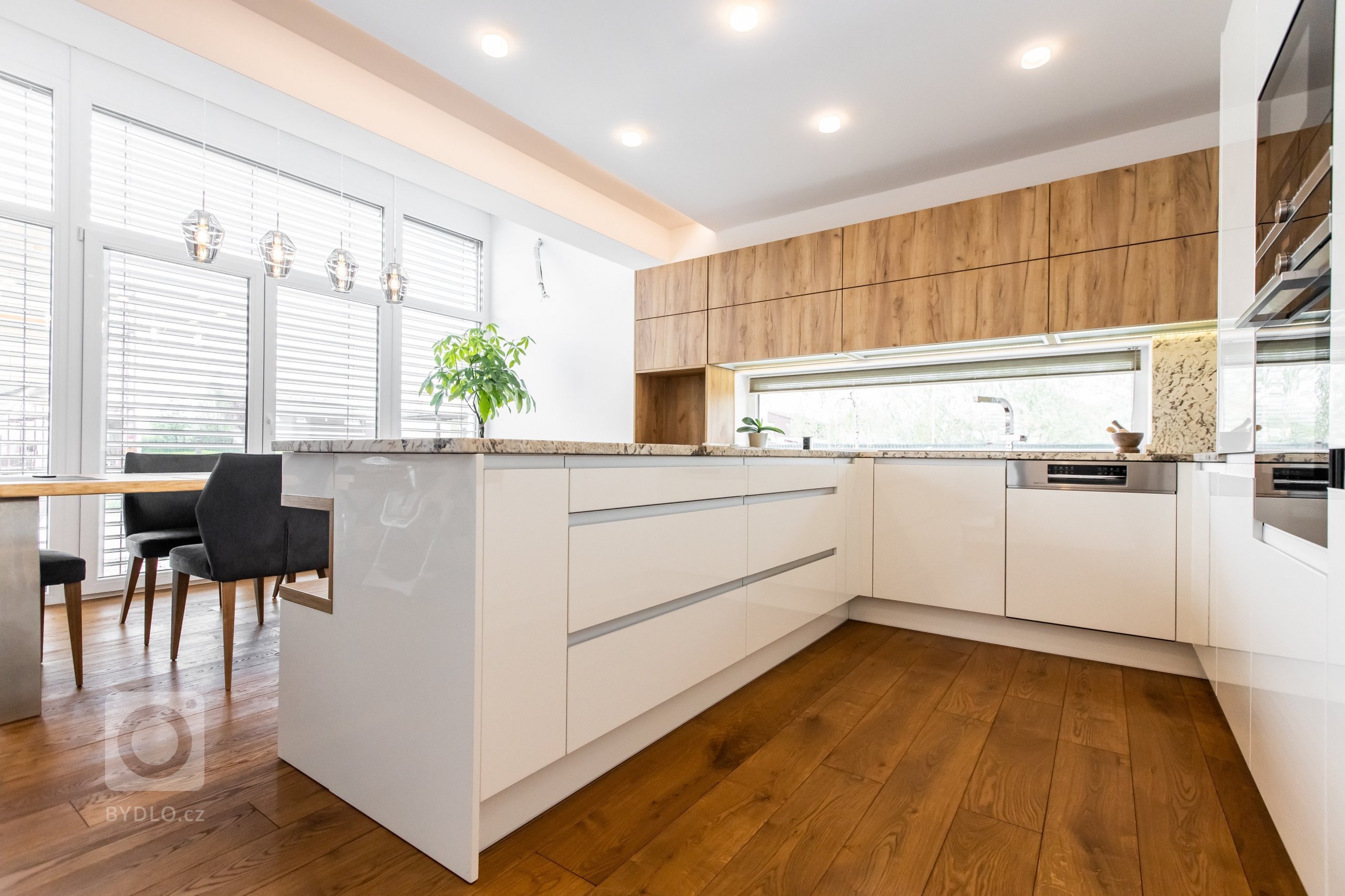 Použité materiály

Horné skrinky: Dub zlatý
Dolné skrinky: Biely akryl vo vysokom lesku
Vysoké skrinky: Biely akryl vo vysokom lesku
Zástena a pracovná…