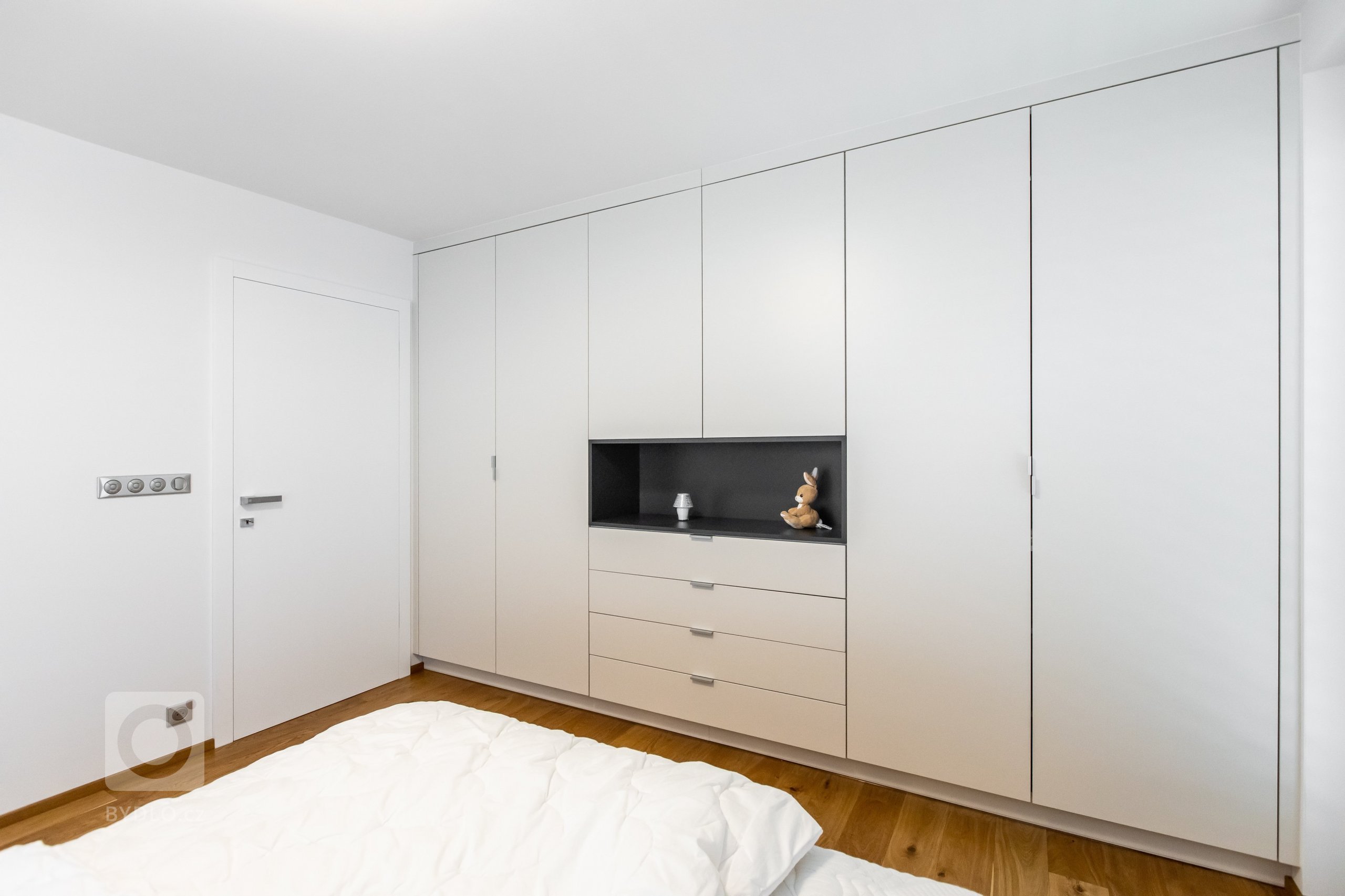 Použité materiály

Horné skrinky: Dub zlatý
Dolné skrinky: Biely akryl vo vysokom lesku
Vysoké skrinky: Biely akryl vo vysokom lesku
Zástena a pracovná…