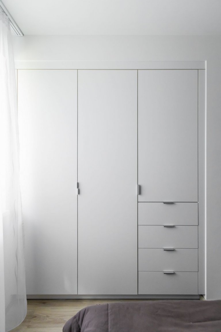Materiály: Biely perleťový mat a Dub zlatý
Prac. doska:&nbsp;

Podsvietenie: Teplý&nbsp;LED pás

Madlá:&nbsp; Madlo v tvare &quot;L&quot;
