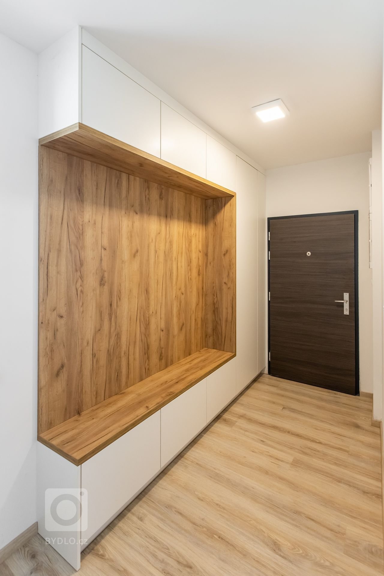 Materiály: Biely perleťový mat a Dub zlatý
Prac. doska:&nbsp;

Podsvietenie: Teplý&nbsp;LED pás

Madlá:&nbsp; Madlo v tvare &quot;L&quot;
