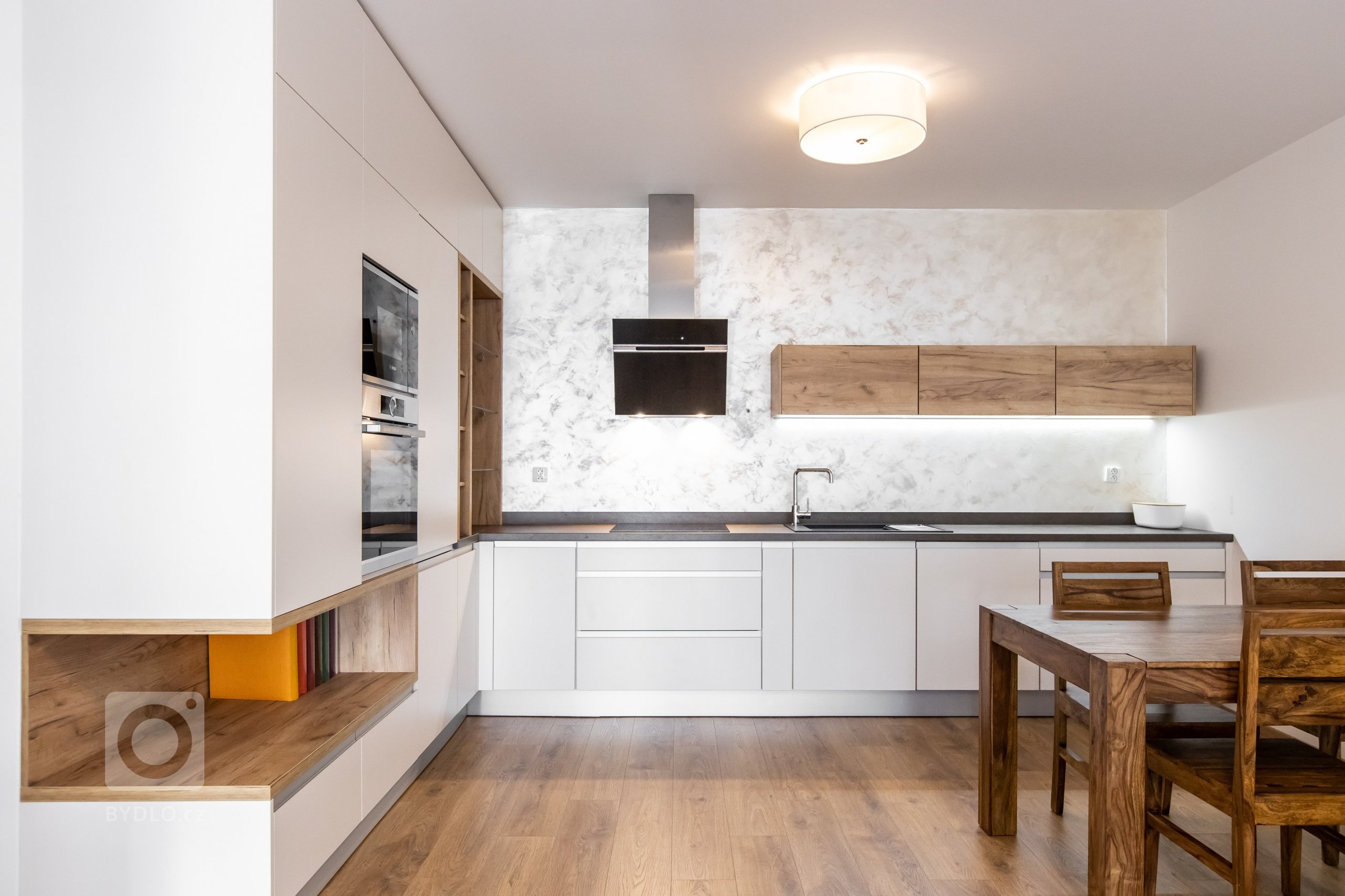 Inšpirujte sa realizáciou kuchynskej linky, vstavanej skrine a obývačky v krásnej novostavbe Čerešne v Bratislavskej Dúbravke. Moderná kuchynská linka do tvaru…