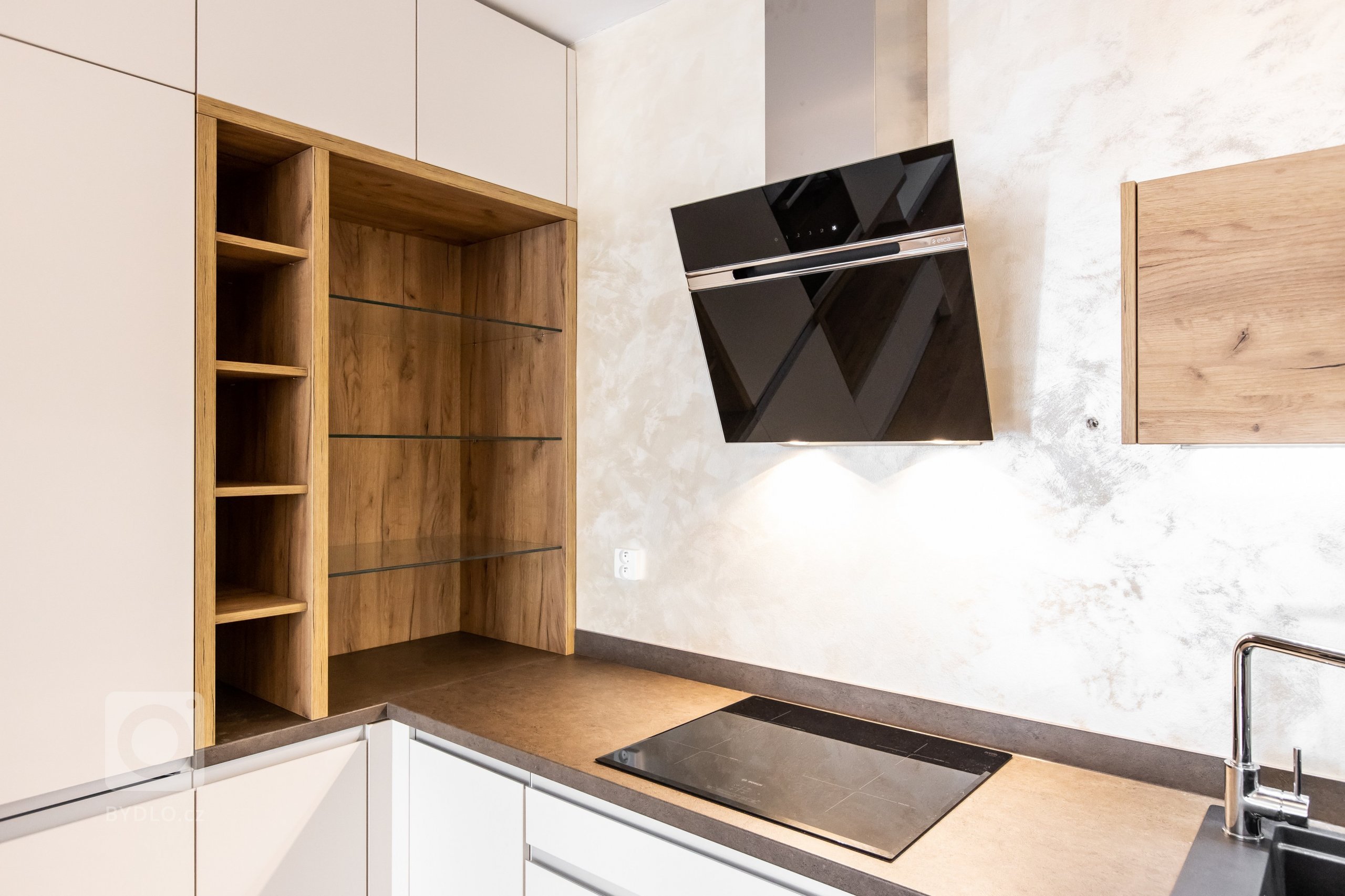 Inšpirujte sa realizáciou kuchynskej linky, vstavanej skrine a obývačky v krásnej novostavbe Čerešne v Bratislavskej Dúbravke. Moderná kuchynská linka do tvaru…