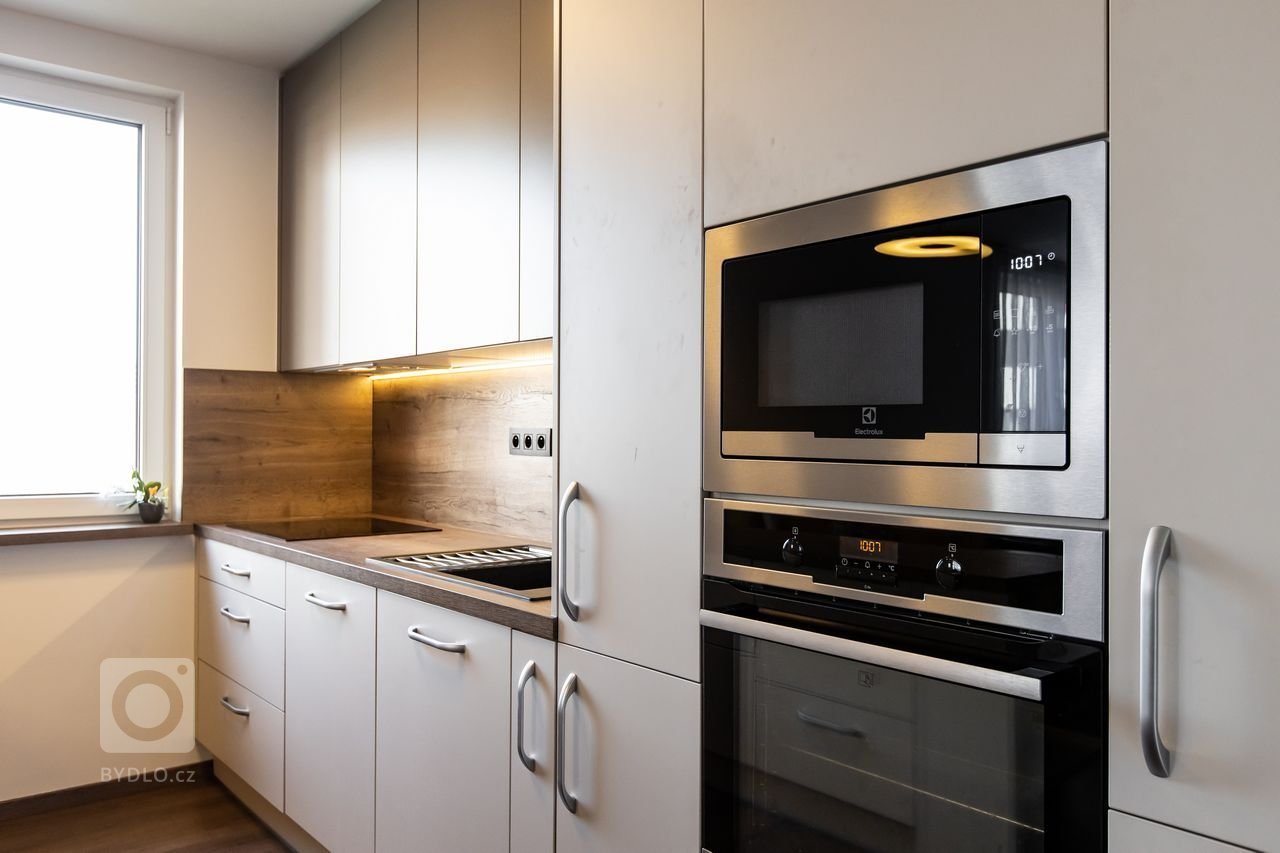 Horné skrinky: mat, farba Latte

Dolné skrinky a vysoké: mat, Champagne

Pracovná doska a zástena: Drevodekor Dub Zlatý
Madlo: Bucata
