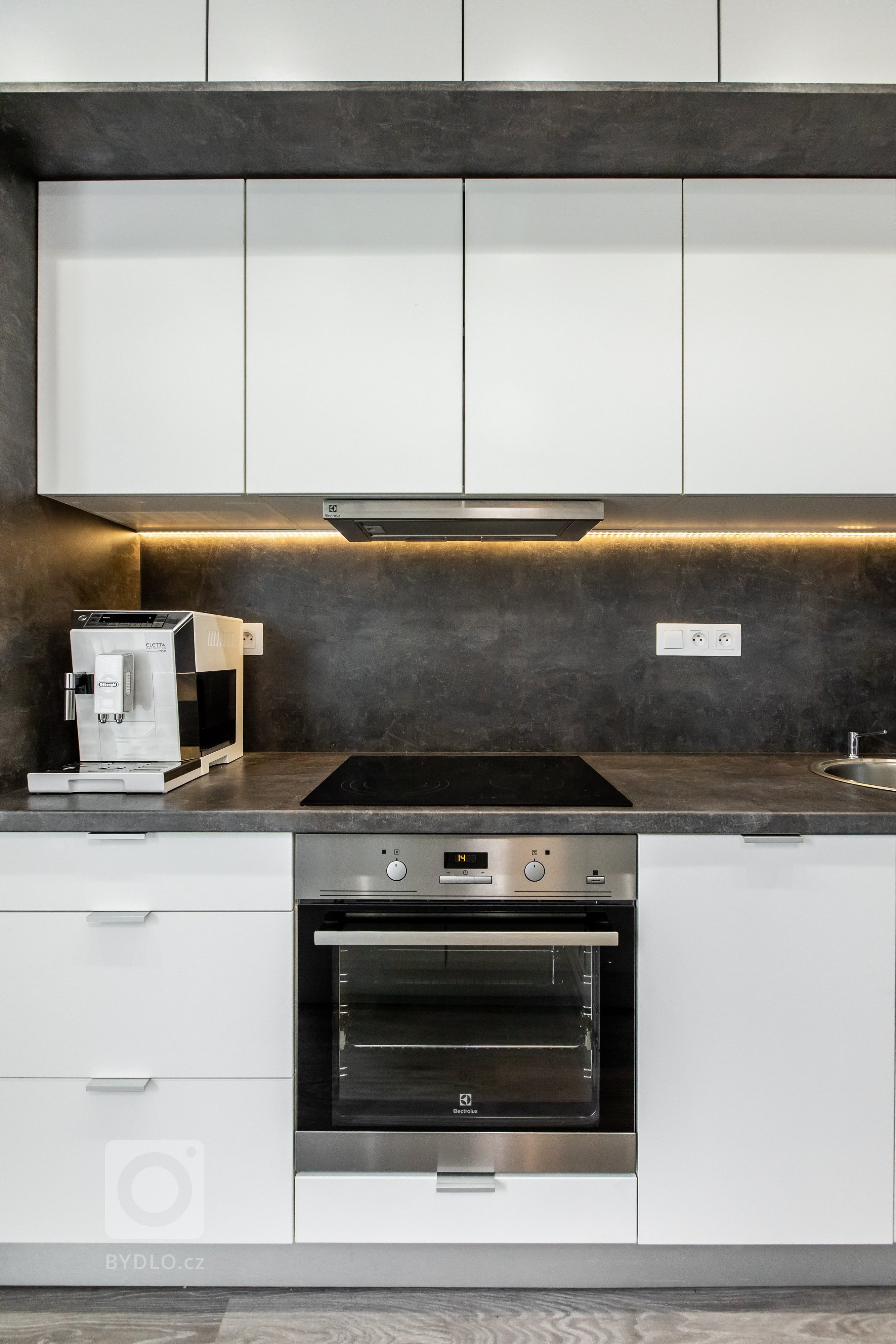 Použité materiály

Horné skrinky: Biely perleťový mat
Dolné skrinky:&nbsp;Biely perleťový mat
Vysoké skrinky: Biely perleťový mat
Pracovná doska: Ateliér…