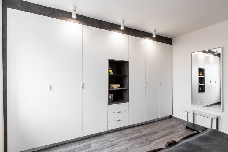 Použité materiály

Horné skrinky: Biely perleťový mat
Dolné skrinky:&nbsp;Biely perleťový mat
Vysoké skrinky: Biely perleťový mat
Pracovná doska: Ateliér…