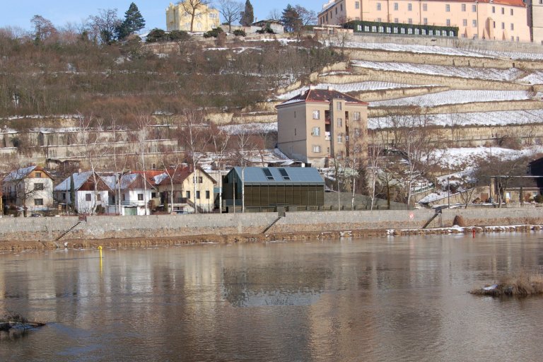 Rodinný dům je navržen do historického prostředí Mělníka, kde se stává součástí památkově chráněného panoramatu se zámkem a&nbsp;vinicemi. Parcela se nachází u…