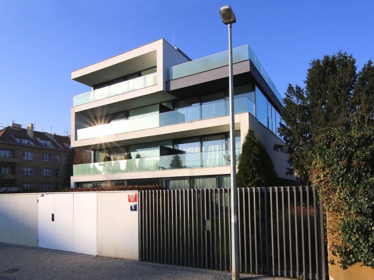 Rezidenční projekt v Pražské Bubenči navržený ve spoluprácí s architektem Martinem Sladkým.&nbsp; Moderní vilu tvoří 2 prolnuté kvádry. První je celoprosklený…