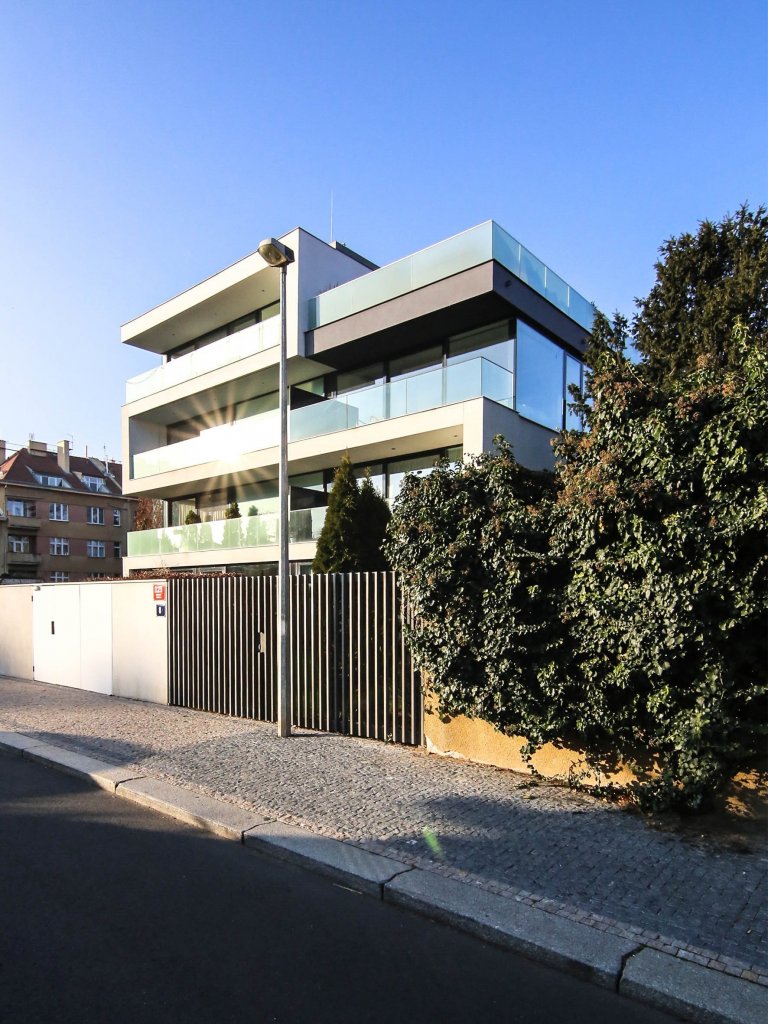 Rezidenční projekt v Pražské Bubenči navržený ve spoluprácí s architektem Martinem Sladkým.&nbsp; Moderní vilu tvoří 2 prolnuté kvádry. První je celoprosklený…
