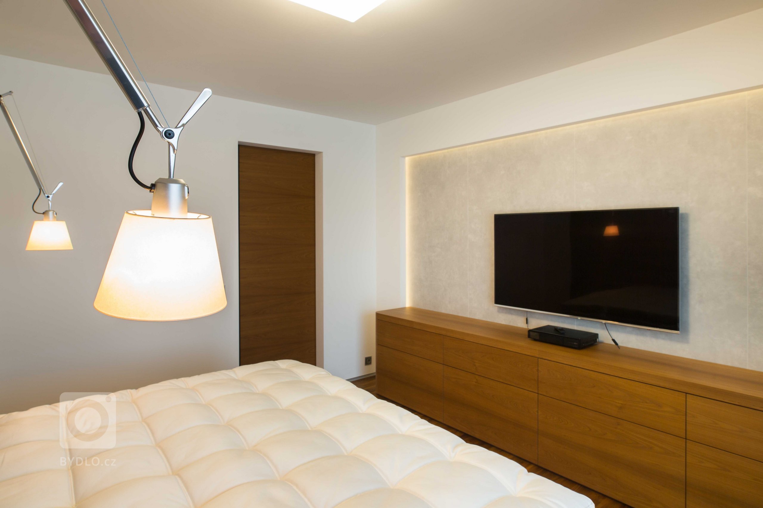 Dům je rozložen do několika jasně čitelných hmot. Otevírá se velkým prosklením na jih do zahrady. Jedná se o moderní architekturu, plně vybavenou současnými…