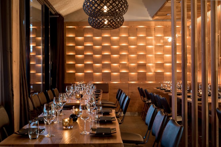 Restaurace Hinoki vítá návštěvníky příjemným moderním interiérem s&nbsp;důrazem na použití přírodních materiálů. Hlavní roli zde hraje světlo, které díky…