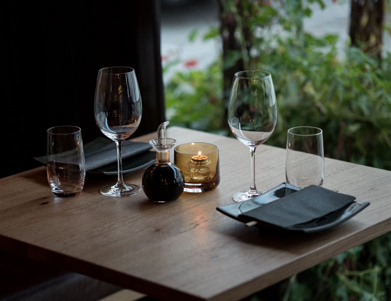 Restaurace Hinoki vítá návštěvníky příjemným moderním interiérem s&nbsp;důrazem na použití přírodních materiálů. Hlavní roli zde hraje světlo, které díky…