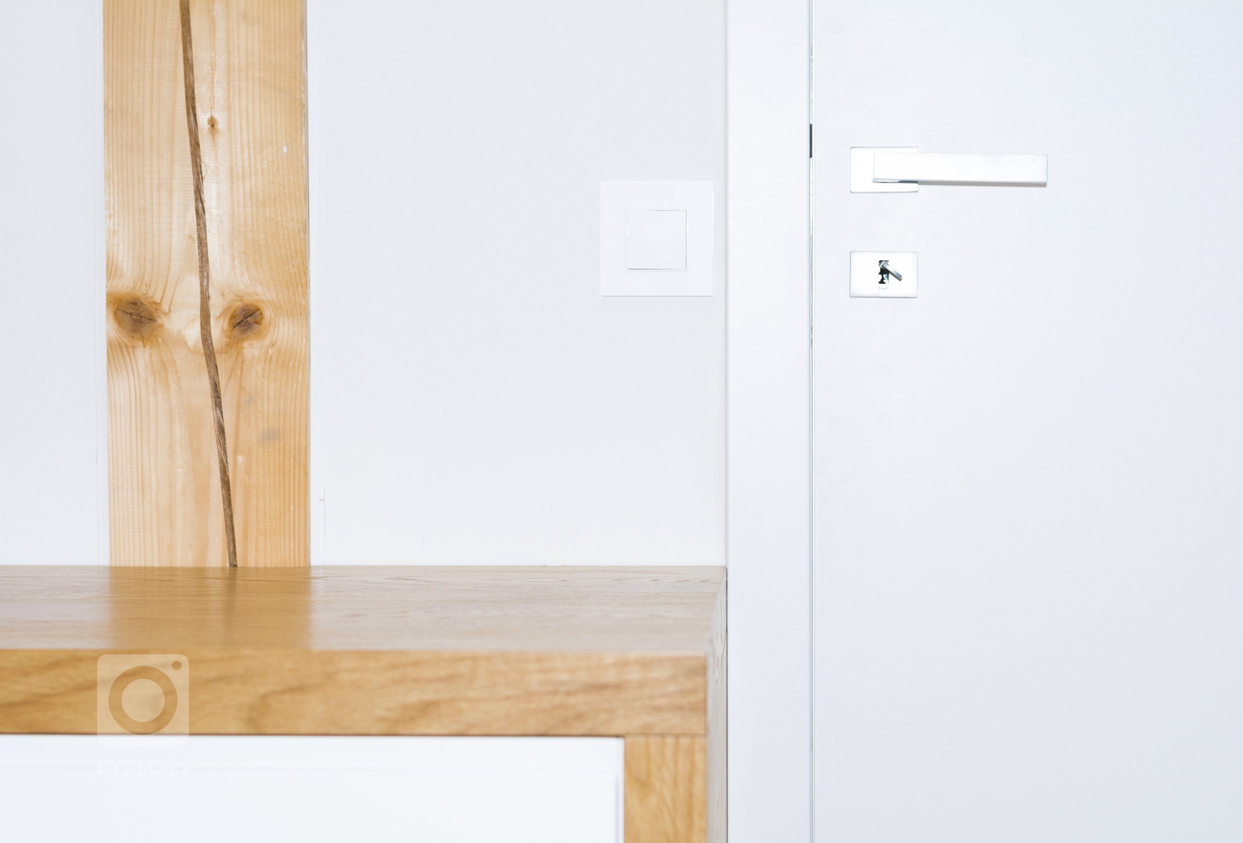 Šatna v&nbsp;podkrovním bytě se nachází mezi dvěma ložnicemi, které propojuje. Světlý pokoj poskytuje mnoho místa na ukládání oblečení a doplňků. Důraz při…