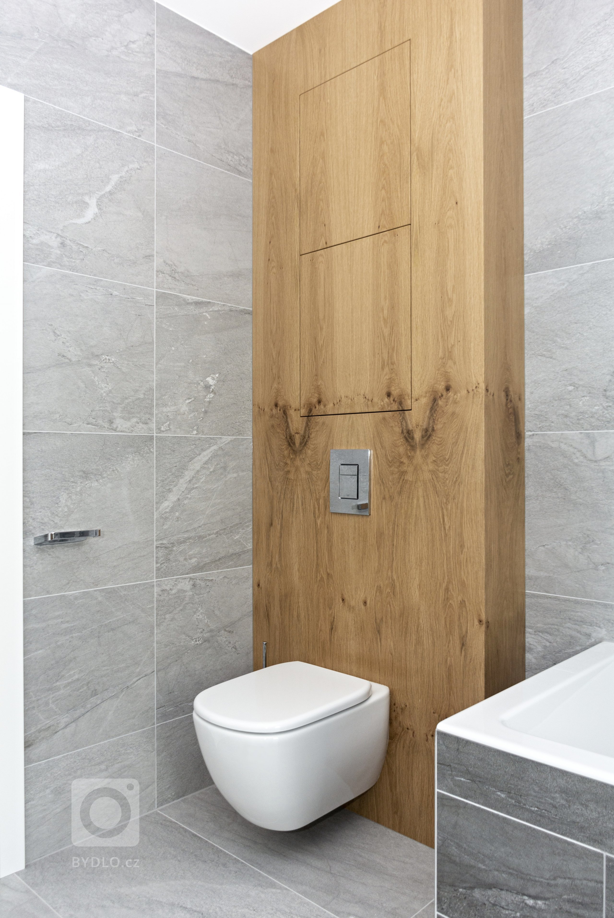 Rodinný dům ve Starých Hodějovicích má za úkol dobře sloužit početné rodině. I proto byl důraz kladen zejména na funkčnost. Soukromé pokoje jsou vybaveny…