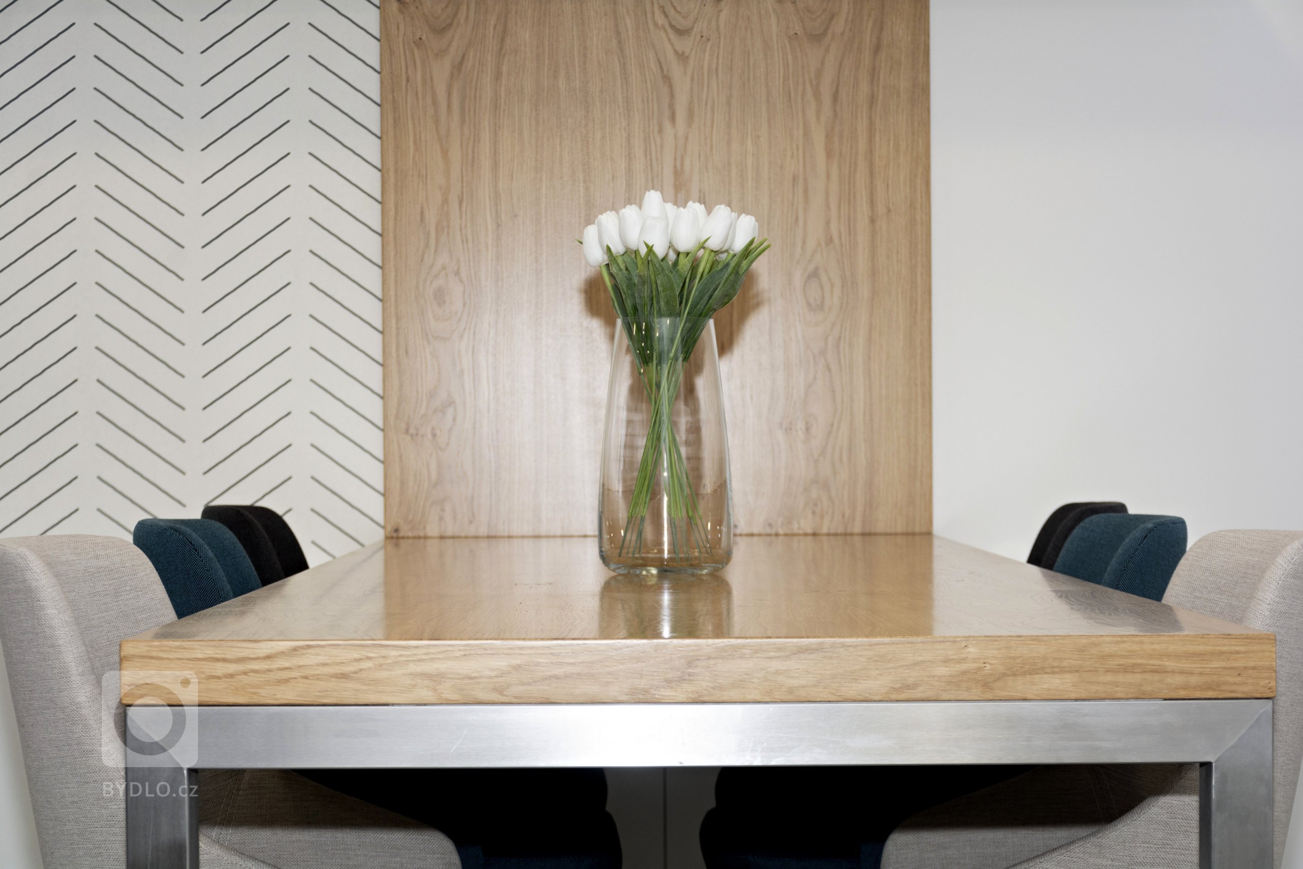 Rodinný dům ve Starých Hodějovicích má za úkol dobře sloužit početné rodině. I proto byl důraz kladen zejména na funkčnost. Soukromé pokoje jsou vybaveny…