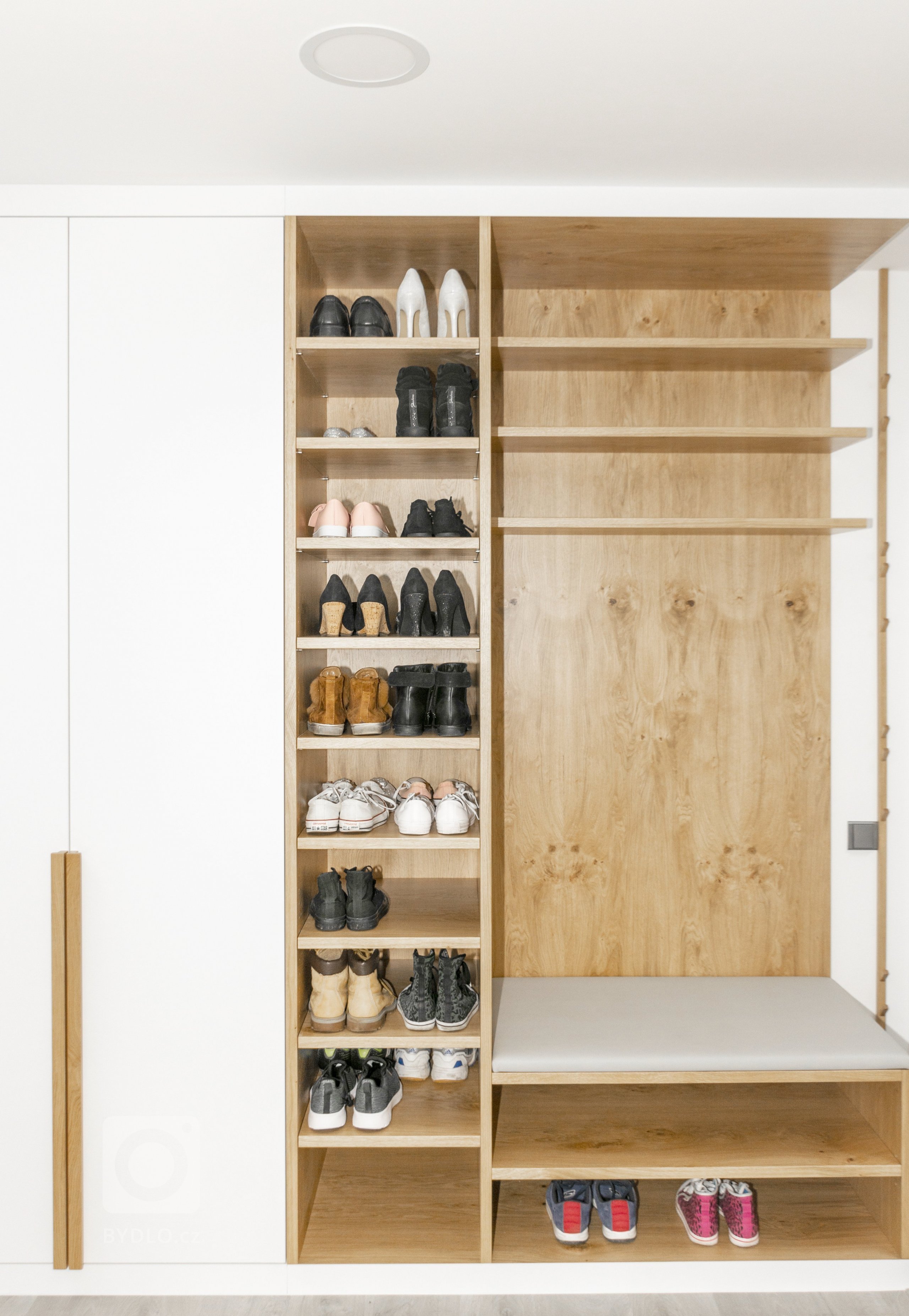 Rodinný dům ve Starých Hodějovicích má za úkol dobře sloužit početné rodině. I proto byl důraz kladen zejména na funkčnost. Soukromé pokoje jsou vybaveny…