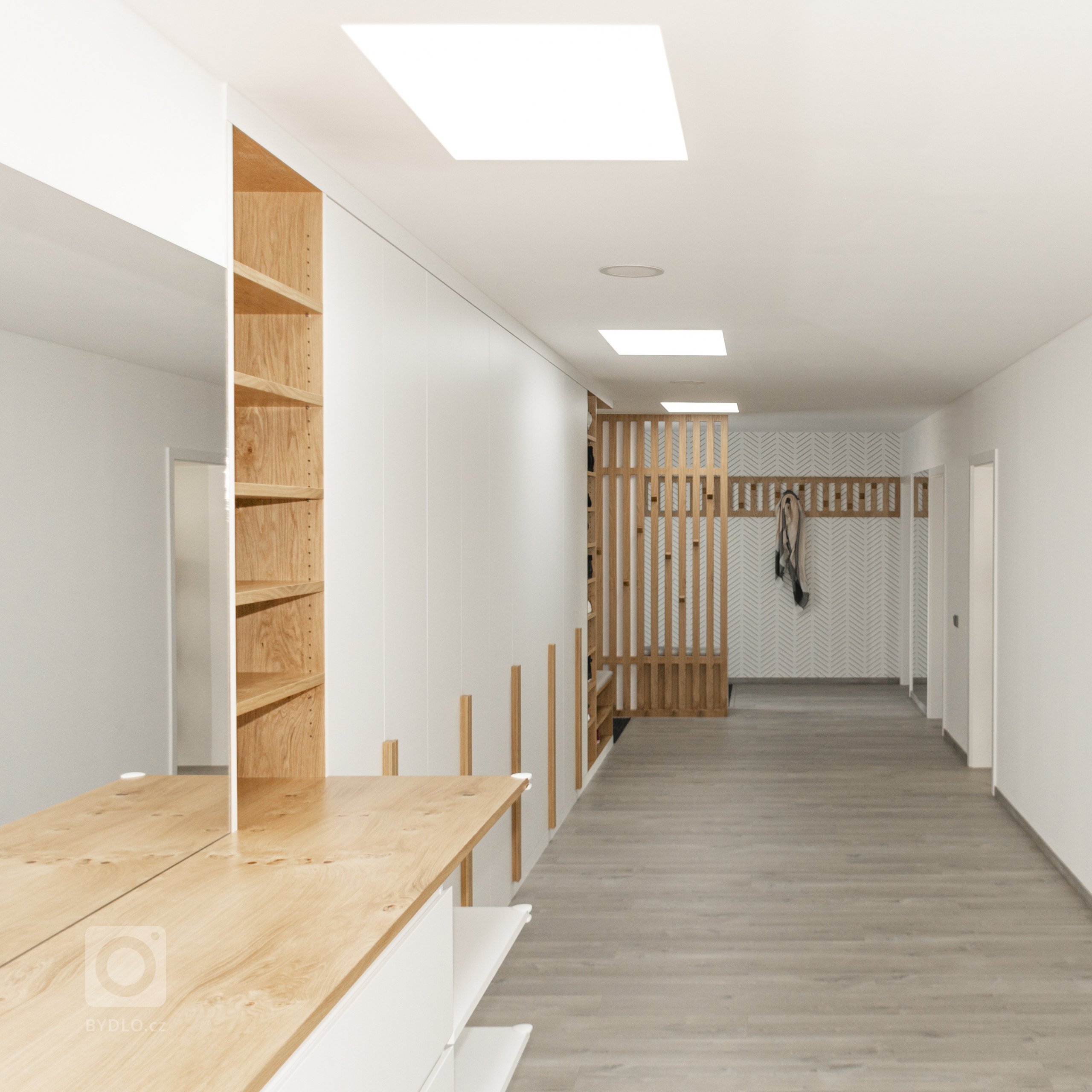 Rodinný dům ve Starých Hodějovicích má za úkol dobře sloužit početné rodině. I proto byl důraz kladen zejména na funkčnost. Soukromé pokoje jsou vybaveny…