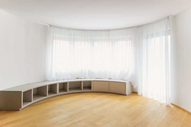 Realizace interiéru dle požadavku interiérového designera. Dodávka kuchyně značka schüller se spotřebiči BOSCH a SMEG. Realizace atypického lakovaného…