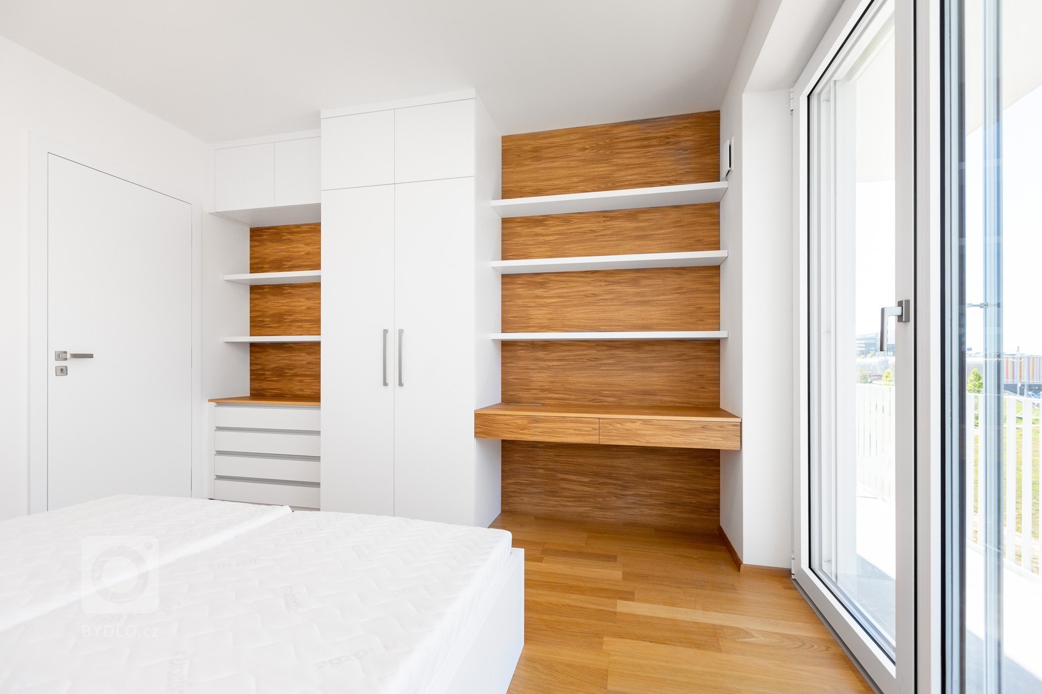 Malé byty obvykle bojují s nedostatkem&nbsp;úložných prostor. Naše řešení spočívá v důmyslném systému skříní na míru, který se opírá o&nbsp;potřeby zákazníka.…