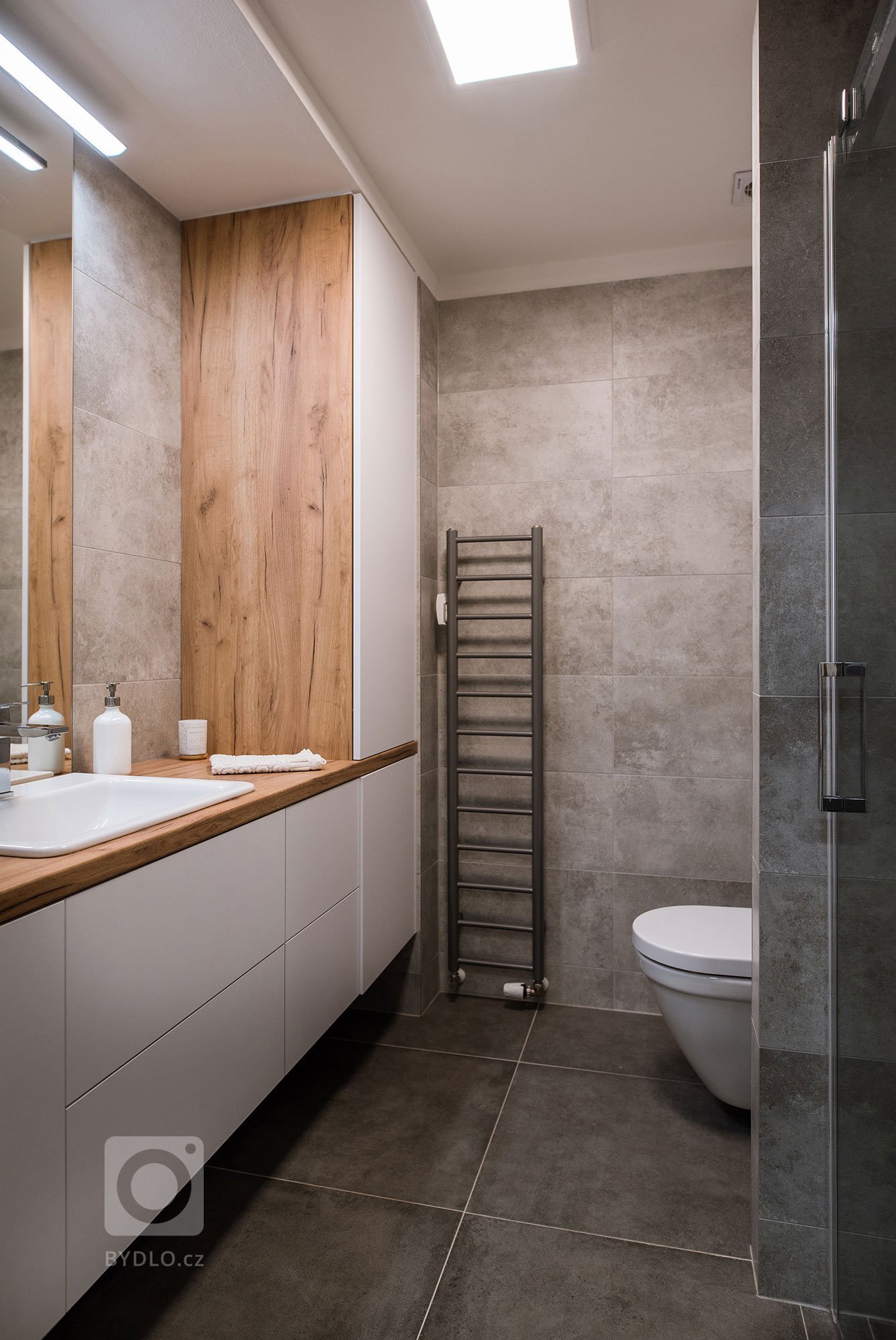 Koupelna se zapuštěným umyvadlem.