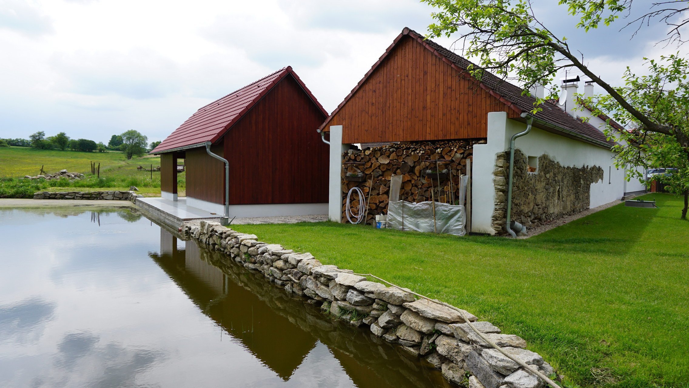 Stavební úpravy rodinného domu u Písku zahrnovaly v prvé řadě návrh v podobě architektonické studie, projektu, demoliční práce následované samotnou výstavbou.…