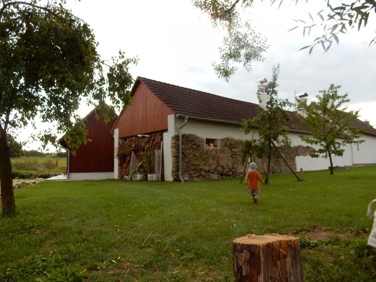 Stavební úpravy rodinného domu u Písku zahrnovaly v prvé řadě návrh v podobě architektonické studie, projektu, demoliční práce následované samotnou výstavbou.…