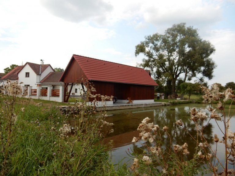 Stavební úpravy rodinného domu u Písku zahrnovaly v prvé řadě návrh v podobě architektonické studie, projektu, demoliční práce následované samotnou výstavbou.…